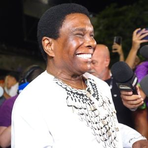 Neguinho da Beija-Flor deixou o cargo de intérprete depois de 50 anos. 2026 marca o primeiro desfile sem o lendário cantor