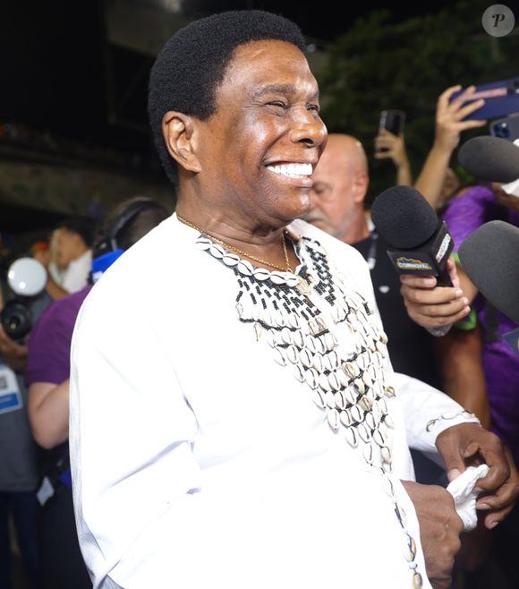 Neguinho da Beija-Flor deixou o cargo de intérprete depois de 50 anos. 2026 marca o primeiro desfile sem o lendário cantor