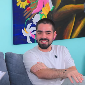 João Guilherme Silva respondeu que a sua primeira vez foi logo na adolescência, quando ainda era 'moleque'