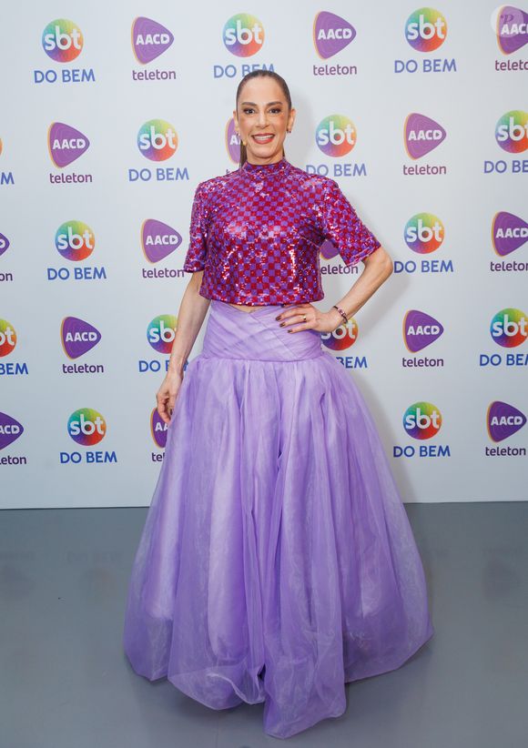 Teleton 2025: Silvia Abravanel usou uma saia lilás e uma camiseta rosa e lilás quadriculada