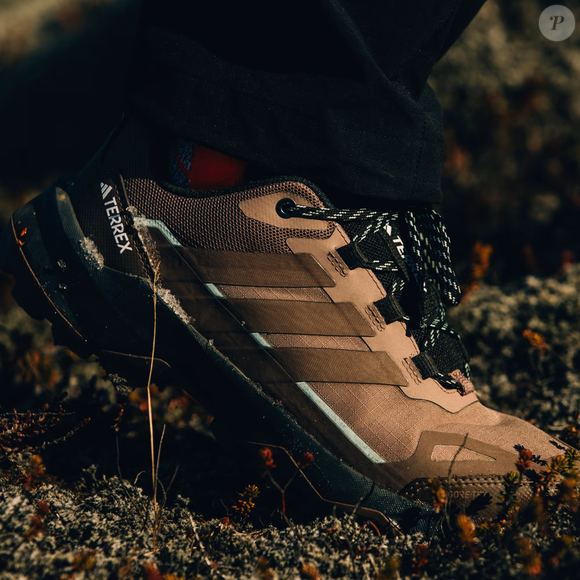 O Tênis Terrex Skychaser AX5 GORE-TEX Caminhada, da Adidas, foi desenvolvido para trilhas e terrenos técnicos, mas também chama atenção para quem procura um calçado resistente para enfrentar condições úmidas