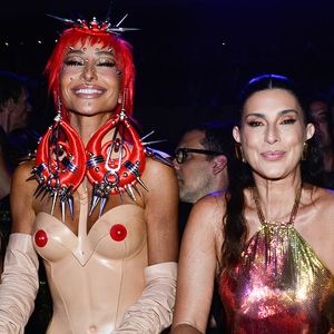 Sabrina Sato ao lado de Fernanda Paes Leme