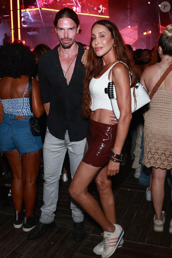 Ex-galã de novelas surge irreconhecível no show da Anitta