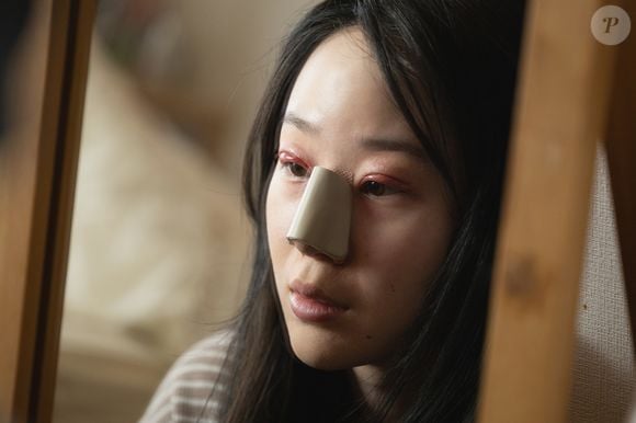 Entre suas pacientes estão uma criança influenciadora, uma jovem insatisfeita com o próprio rosto e uma mulher doente que deseja voltar a se sentir bonita