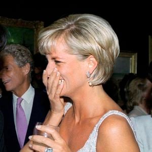 Segundo informações da Vogue, o estilo representava uma escolha mais ousada dentro do guarda-roupa da princesa. A revista destaca que a relação próxima entre Lady Di e o designer Jimmy Choo começou no início daquela década