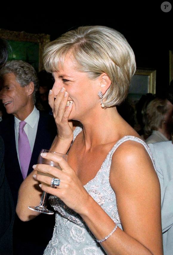 Segundo informações da Vogue, o estilo representava uma escolha mais ousada dentro do guarda-roupa da princesa. A revista destaca que a relação próxima entre Lady Di e o designer Jimmy Choo começou no início daquela década