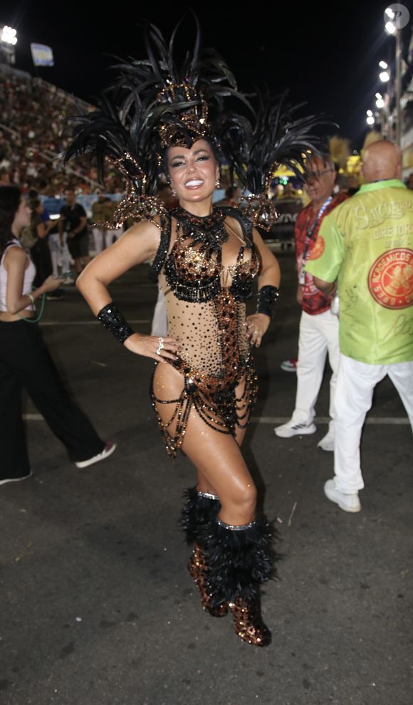 A apresentadora Gardênia Cavalcanti apostou em um look preto também com transparência estratégica