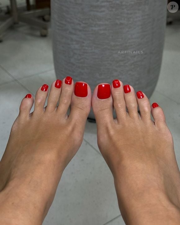 Vermelho é a cor mais clássica e também a que cria pedicures ultraelegantes