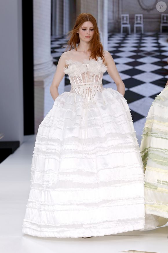 Vestido de noiva romântico e exuberante: neste look, a saia volumosa e corset com plumas se complementaram de modo marcante