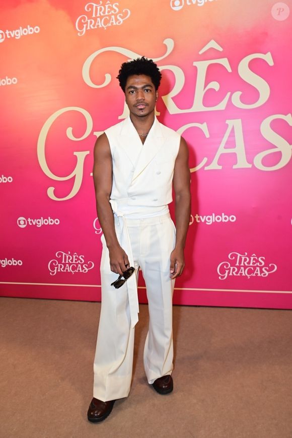 Em 'Três Graças, Guthierry Sotero interpreta Júnior, um jovem que trabalha com computação. Poucos sabem que ele tem 'apenas' 1,68m de altura