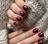 Esmalte vinho fica lindo em unhas curtinhas