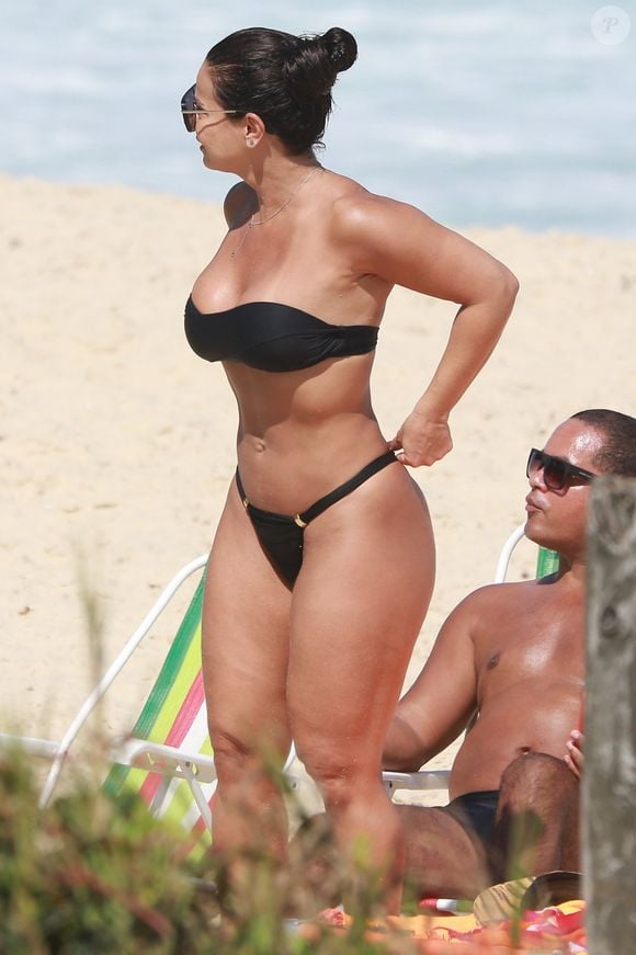 Com a ajuda de uma personal trainer, Viviane Araújo se dedica ao corpo inteiro de forma integral