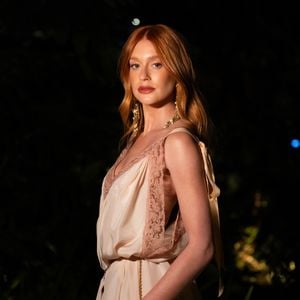 Marina Ruy Barbosa apostou em um vestido longo de cetim da grife francesa Chloé para participar de um evento em São Paulo, na noite de terça-feira (11), e chamou atenção com um visual que mistura referências dos anos 70 e 90