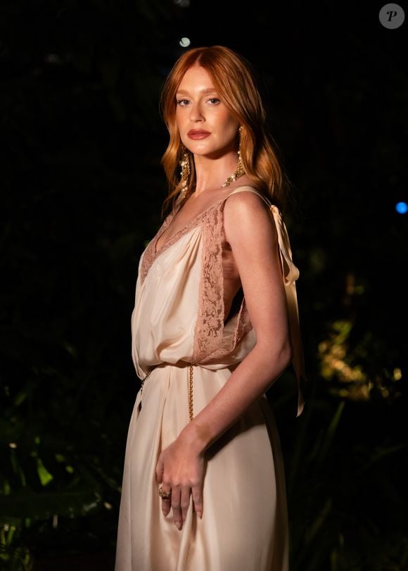 Marina Ruy Barbosa apostou em um vestido longo de cetim da grife francesa Chloé para participar de um evento em São Paulo, na noite de terça-feira (11), e chamou atenção com um visual que mistura referências dos anos 70 e 90