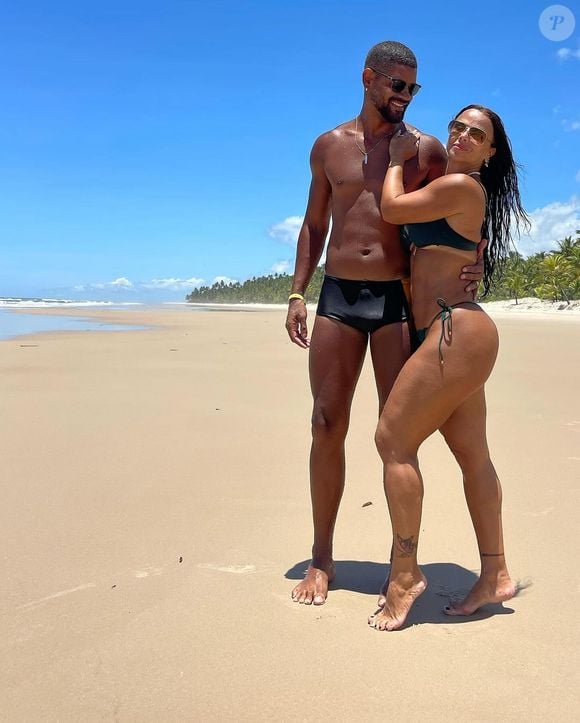 Viviane Araújo é casada com o empresário Guilherme Militão com quem também aparece em fotos de biquíni