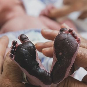 Graciele Lacerda postou a primeira foto da bebê. Ainda sem revelar o rostinho de Clara, ela mostrou os pezinhos sujos de tinta, para serem pintados no braço do pai