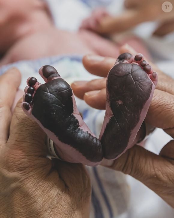 Graciele Lacerda postou a primeira foto da bebê. Ainda sem revelar o rostinho de Clara, ela mostrou os pezinhos sujos de tinta, para serem pintados no braço do pai