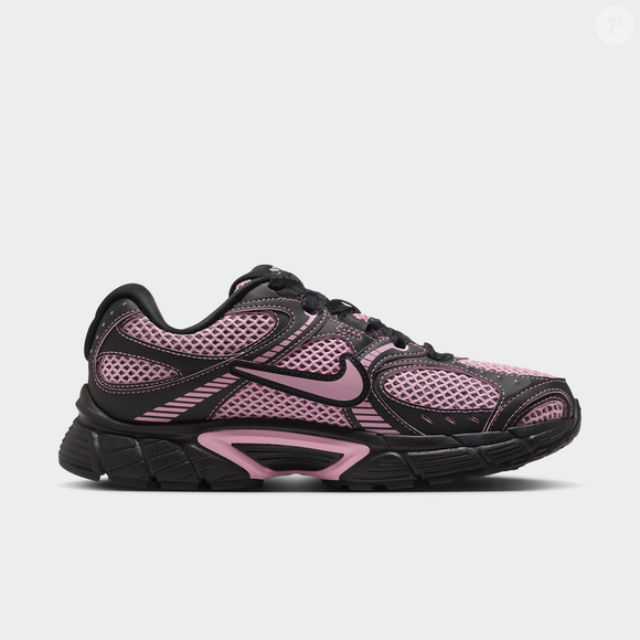 Para uma produção descontraída, o Nike V5 Runner Feminino pode ser combinado com saia jeans e camiseta básica. Quem prefere uma referência mais próxima da estética alternativa pode apostar em camisetas estampadas e acessórios que reforcem a personalidade do look