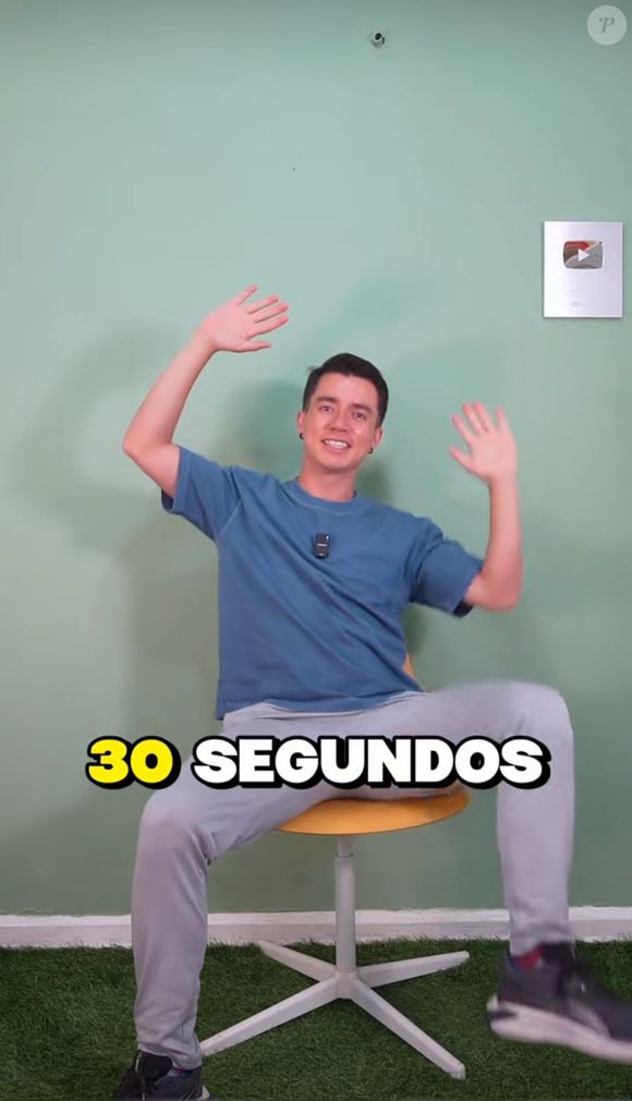 O exercício de inclinar o corpo na cadeira, com as pernas e os braços abertos, ativa a mobilidade do tronco, ativando o core e a coordenação