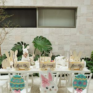 Área externa da mansão de Virginia foi decorada com mesas temáticas para a celebração.