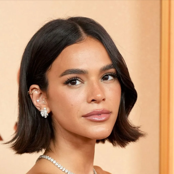 Nem de mês em mês, nem uma vez por ano: cabeleireiro revela qual é a frequência ideal para cortar o cabelo sem atrapalhar o crescimento; cabelo curto de Bruna Marquezine no Oscar 2026 roubou a cena