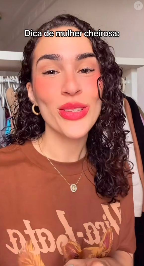 Lívian Aragão compartilhou no TikTok uma dica de perfumaria para quem procura uma fragrância versátil e marcante. A influenciadora classificou o perfume como um verdadeiro 'coringa" para diferentes momentos e afirmou que ele faz parte do "gabarito das cheirosas'