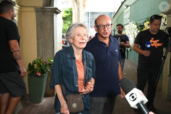 Corpo de Juca de Oliveira foi velado por Miriam Mehler e Nilton Bicudo