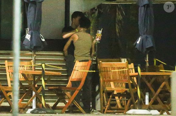 Lucas Leto e Alvaro, participantes do 'Dança dos Famosos 2025', se beijaram em quiosque de praia do Rio nesta madrugada de sexta-feira 19 de setembro de 2025
