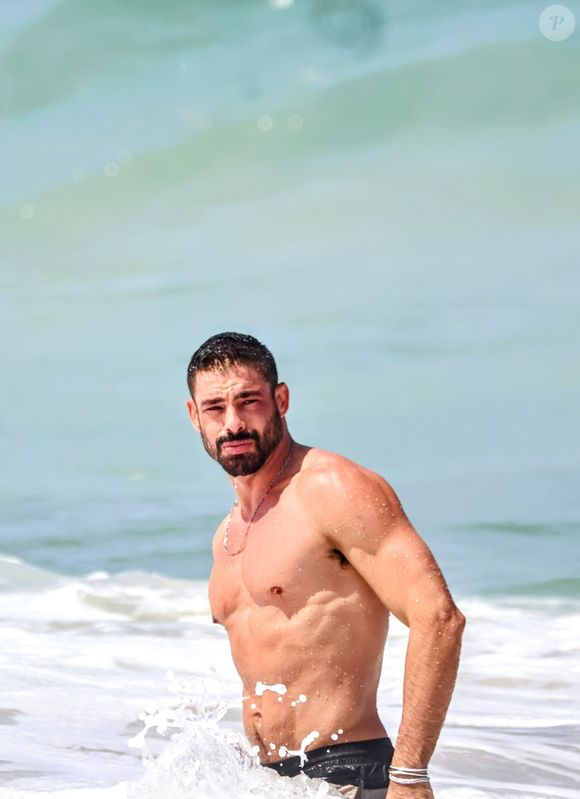 Cauã Reymond não gostou ao ser tocado no braço mais de uma vez por Humberto Carrão, no bastidor da novela 'Vale Tudo', segundo a coluna 'Veja Gente'