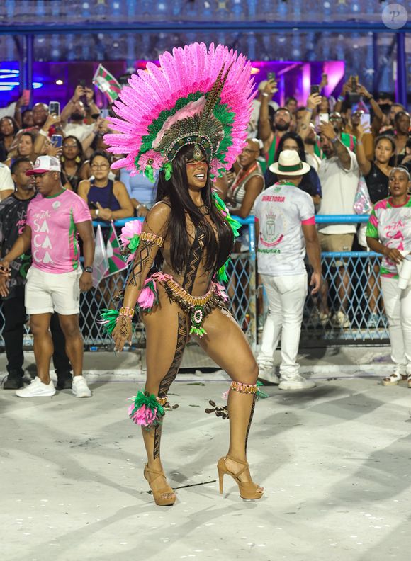 Mangueira: a Estação Primeira levou para o ensaio o enredo Mestre Sacaca do Encanto Tucuju – O Guardião da Amazônia Negra, que exalta saberes afro-indígenas do Amapá. Evelyn Bastos, rainha de bateria da verde e rosa, surgiu com um figurino que misturava tradição e força simbólica