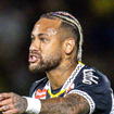 Neymar desabafa após torcedores rivais usarem cartazes com referências à Bola de Ouro e Bruna Marquezine em jogo: 'Dias cansativos'