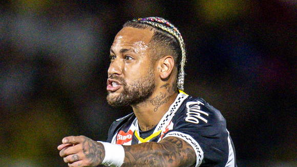 Neymar desabafa após torcedores rivais usarem cartazes com referências à Bola de Ouro e Bruna Marquezine em jogo: 'Dias cansativos'