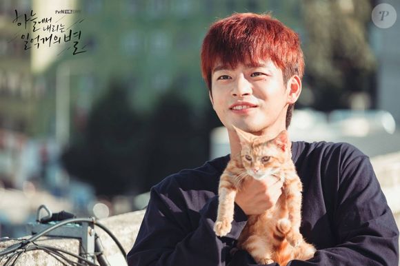 Kim Moo-young (O Sorriso Deixou Seus Olhos): esconde sua verdadeira identidade e intenções para manter segredo sobre seu passado