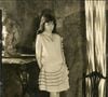 Foi nos anos 1920 que a Mary Jane conquistou de vez as jovens, especialmente na clássica versão preta de verniz, tornando-se símbolo da moda feminina e da estética 'preppy'