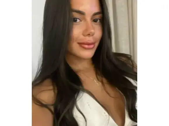 Conforme relatado pelo jornal Extra, o ex-jogador de futebol e atual senador do Rio de Janeiro está com nova namorada, Alicya Gomes.