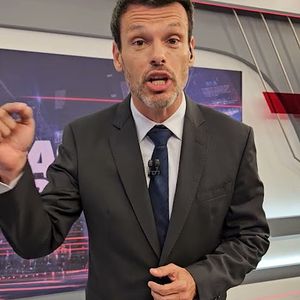 Durante a ausência de Joel Datena, o jornalista Lucas Martins assumirá o comando do "Brasil Urgente", enquanto o apresentador se dedica integralmente à recuperação após a cirurgia na coluna