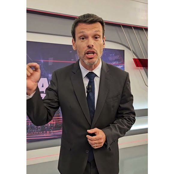Durante a ausência de Joel Datena, o jornalista Lucas Martins assumirá o comando do "Brasil Urgente", enquanto o apresentador se dedica integralmente à recuperação após a cirurgia na coluna