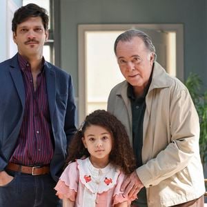 Vanderson (Armando Babaioff), Sofia (Elis Cabral) e Abel (Tony Ramos) na novela 'Dona de Mim'