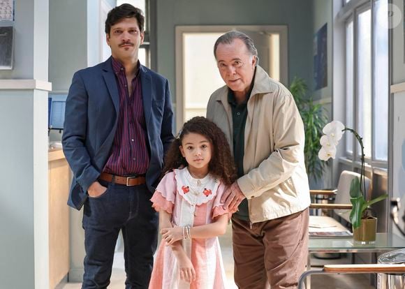 Vanderson (Armando Babaioff), Sofia (Elis Cabral) e Abel (Tony Ramos) na novela 'Dona de Mim'