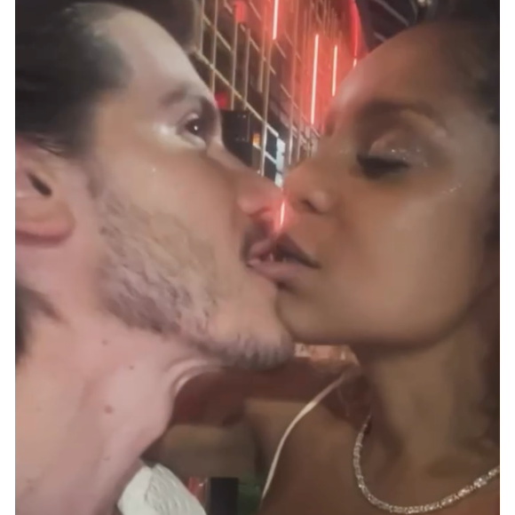 Cariúcha, para provar que tinha uma relação íntima com o médico, divulgou um vídeo dele mordendo seus lábios