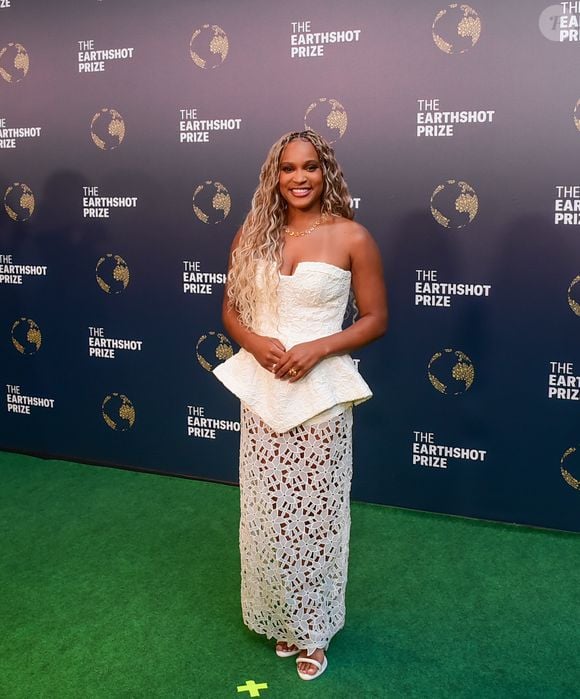 Rebeca Andrade apostou em um look branco belíssimo, com saia rendada e uma parte superior assimétrica que a deixou elegante