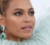 Beyoncé também é uma referência para quem gosta de maquiagem que destaca os olhos castanhos. Delineados bem definidos e tons que valorizam a íris mostram como pequenos detalhes na escolha da cor e do acabamento podem transformar a produção, seja para uma ocasião especial, seja para o dia a dia