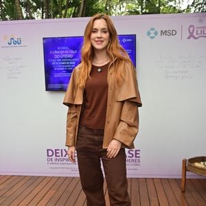 Tons terrosos e jaqueta diferentona: o charme de Sophia Abrahão com uma peça marcante que transforma qualquer produção básica em algo especial