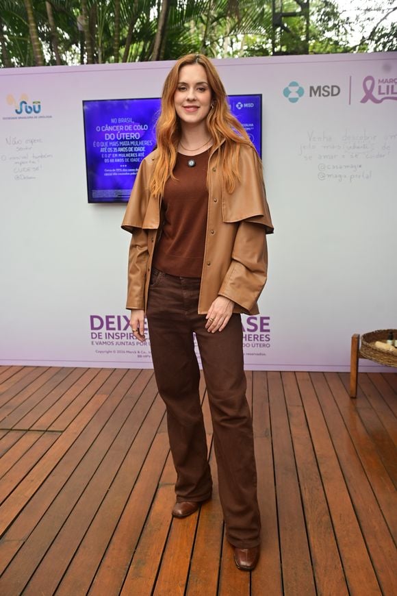 Tons terrosos e jaqueta diferentona: o charme de Sophia Abrahão com uma peça marcante que transforma qualquer produção básica em algo especial