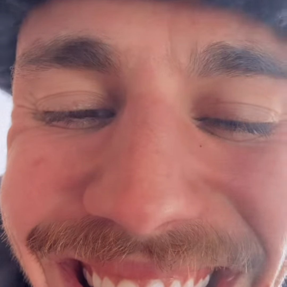 Agora, o artista apareceu pelas redes sociais ironizando os rumores com relação ao uso de drogas pesadas. Em vídeo postado nos Stories do Instagram, Bieber aparece usando um cigarro suspeito, agitando os internautas.