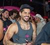 Zé Felipe seguiu o show normalmente e seguiu distribuindo bebida para os fãs que estavam presentes