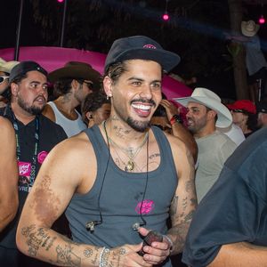 Zé Felipe seguiu o show normalmente e seguiu distribuindo bebida para os fãs que estavam presentes