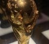 Copa 2026: Neymar tirou foto de réplica da taça do Mundial, que Brasil ganhou em 1994 e 2002 - em 1958, 1962 e 1970 o troféu era outro modelo