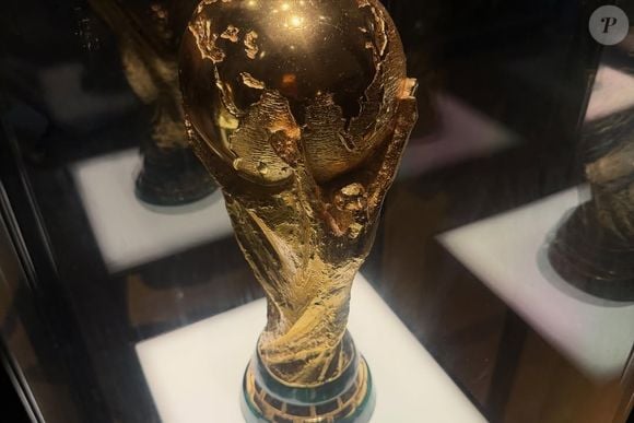 Copa 2026: Neymar tirou foto de réplica da taça do Mundial, que Brasil ganhou em 1994 e 2002 - em 1958, 1962 e 1970 o troféu era outro modelo