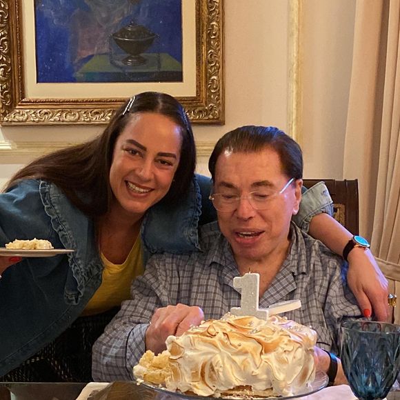 Apresentadora analisa queda da TV aberta e critica excesso de censura a temas sensíveis